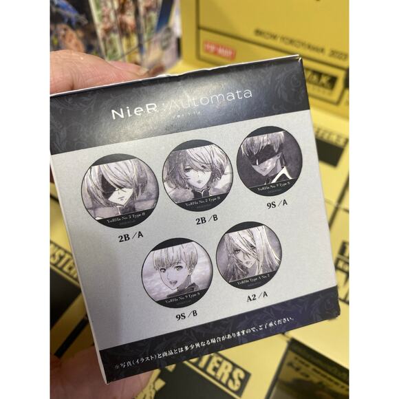 NieR: Automata Ver.1-1a Trading Black Matte Tin Badge - Picture 2 of 4